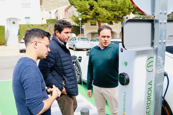 FINESTRAT SIGUE AMPLIANDO SU RED DE RECARGA DE VEHÍCULOS ELÉCTRICOS  CON NUEVOS PUNTOS EN URBANIZACIONES Y LA CALA