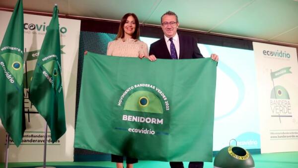 Benidorm revalida la Bandera Verde por superar las cifras de recogida de envases de vidrio