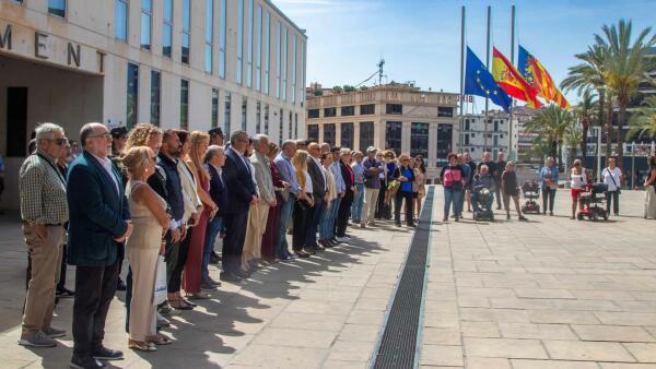 Benidorm guarda tres minutos de silencio en se&ntilde;al de duelo por el fallecimiento ayer de dos operarios en accidente laboral