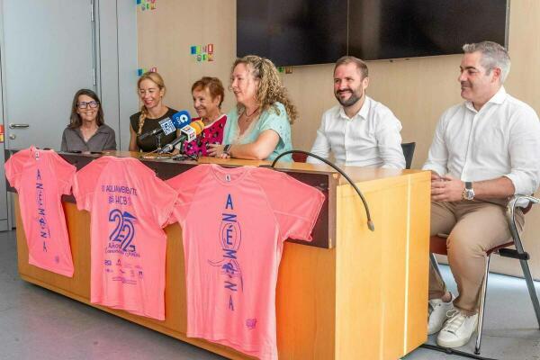 El lazo y la isla de Benidorm, protagonistas de la nueva camiseta solidaria de Anémona contra el cáncer de mama