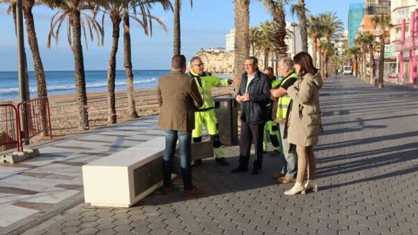 Finaliza la colocación de bancos y cuadros de control de las nuevas farolas del Paseo de Levante entre la calle Valencia y el Torrejó 