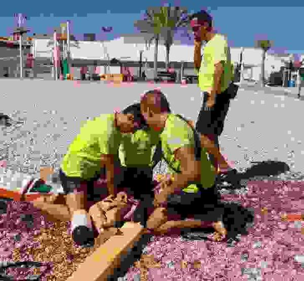 Alfaz &middot; Los servicios de vigilancia y socorrismo de la playa de l&rsquo;Albir realizan un simulacro para poner a prueba sus protocolos 